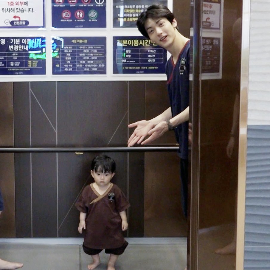 sojjunie's tweet photo. soobin con mini soobin a su lado 🥺 https://t.co/rPMsbG0hBr