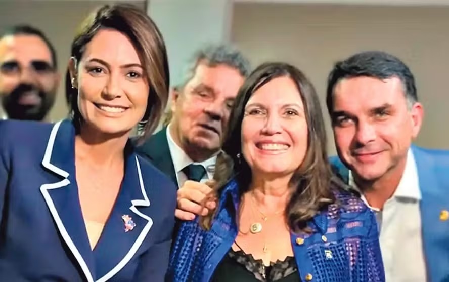 BlogdoNoblat's tweet photo. Não foi só com Flávio Bolsonaro que o clima azedou após o vídeo divulgado por Michelle Bolsonaro. A deputada federal Bia Kicis também está em baixa com a ex-primeira-dama.
Os gestos de Bia, que é pré-candidata ao Senado pelo PL, após o episódio, foram vistos por Michelle e seu grupo como uma traição. A avaliação é que as críticas públicas feitas pela deputada à gravação indicam que Bia acredita poder herdar os votos de Michelle, caso a ex-primeira-dama desista de concorrer ao Senado pelo Distrito Federal.
Em entrevista à CNN Brasil, Bia disse que o vídeo de Michelle “caiu como uma bomba” e que “a internet não é para isso”. (Globo)