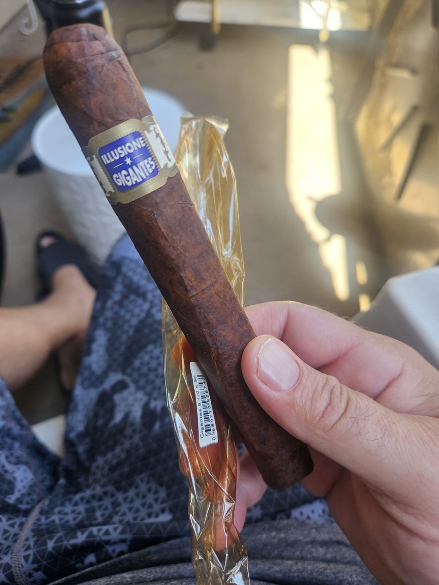 Jsanzone23's tweet photo. Look at that yellow cello..@illusionecigars https://t.co/SWibzNzgpc