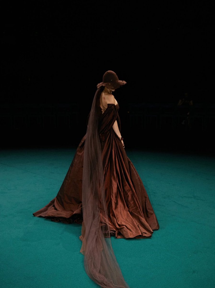 DANNA_Today's tweet photo. DANNA luciendo impecable para el desfile de Robert Wun en la Paris Haute Couture Week https://t.co/bIgdNa54Hy