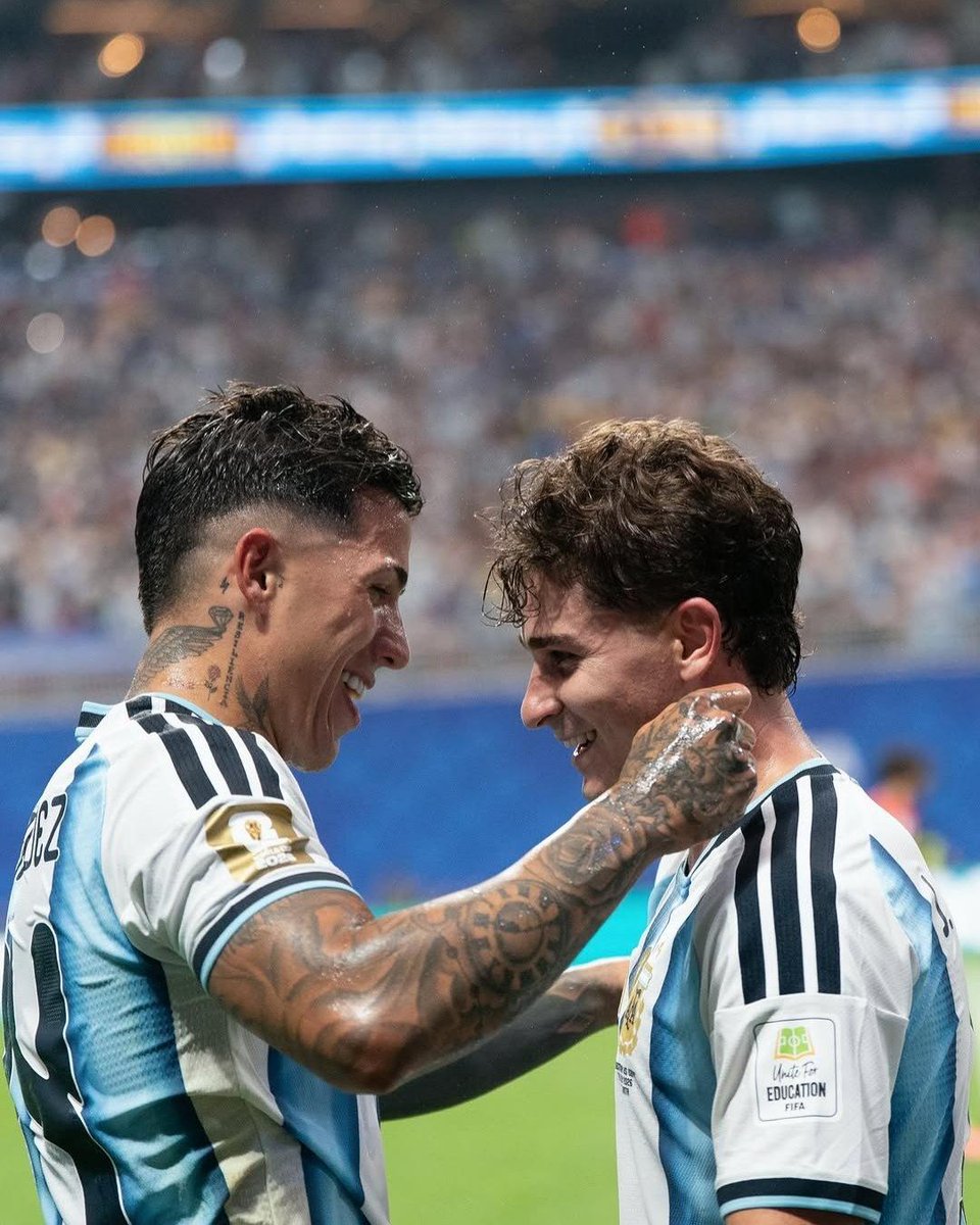 RiverLPM's tweet photo. La foto que subió Julián 😍🐔 https://t.co/pn0u6dgTYL