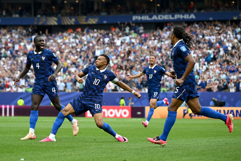 Merry900216's tweet photo. From the group stage to the quarter-finals, the "Gallic Roosters" have proven time and again that we are the best! Mbappé’s goals, the team’s defensive effort, and that never-say-die spirit of the "Blue, White, and Red" squad...
Tonight, we face Morocco—see you in the semi-finals!