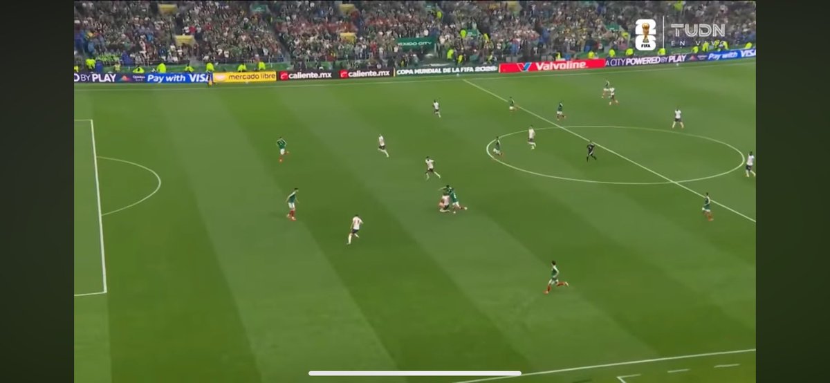 erickVillista's tweet photo. @MoyMedna @eduuxqs Ya habían recuperado la pelota 2 vs 1 después de perderla, pero el inglés sacó un recurso y le punteó el balón, pequeños grandes detalles que hicieron la diferencia desde 1994 prácticamente son los mismos; error en la salida, de marca, penales en contra en el momento importante https://t.co/Nz2qgNi6Ud