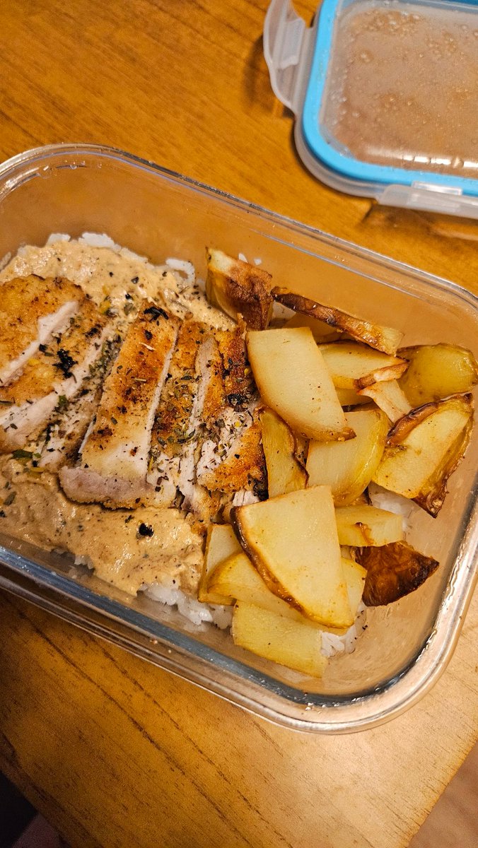 FLmemey's tweet photo. e essa comida que minha mulher deixou pra mim q bgl bonito https://t.co/sfuwYAflLq