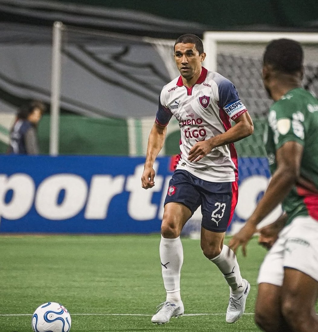 FALG1080am's tweet photo. 🚨 #Libertad busca incorporar a Gustavo Velázquez, defensor de #CerroPorteño.

El zaguero fue un pedido expreso del entrenador Gumarelo, Nelson Haedo Valdez.

📌 Velázquez tiene contrato con Cerro Porteño hasta diciembre de este año. 

Vía: @sosajorge1982 #AM1080 https://t.co/hSCuut3jzS