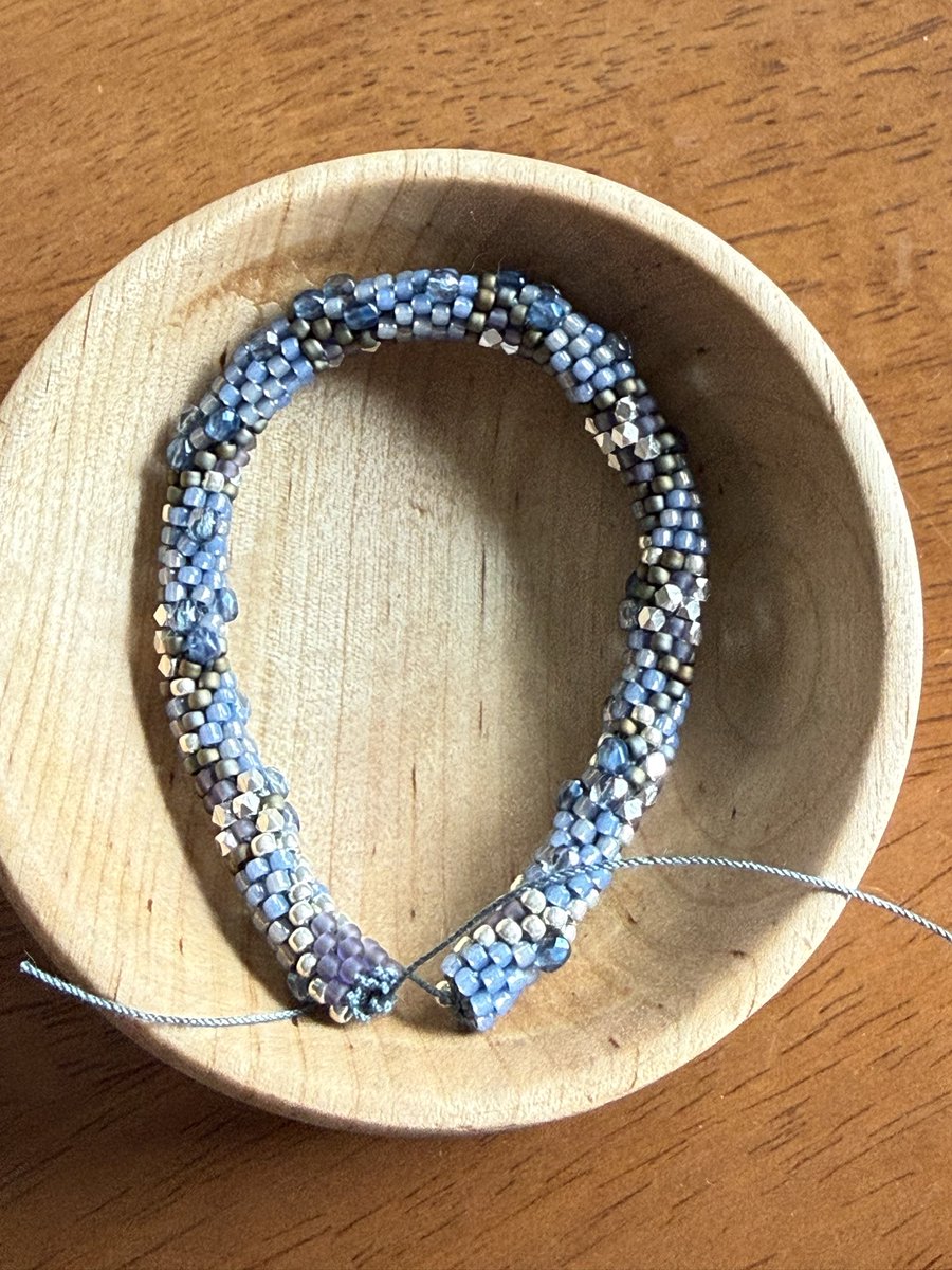Yorunone_magic's tweet photo. 北海道デイズ「ムロラン」も制作中。

燻銀と赤銅の工場。
灰色を含んだ深い青。

私の記憶に残る室蘭を、
一本のブレスレットに編んでいます。

#ヨルノネ
#ハンドメイド
#チューブクロッシェ
#ビーズクロッシェ https://t.co/T7J04l4TCC