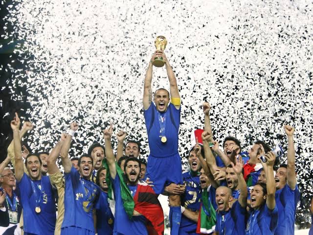 NicoSchira's tweet photo. “Alzala al cielo capitano, oggi è più bello essere italiani”. Sono passati esattamente 20 anni da quella magica notte del 9 luglio 2006: l’Italia diventava Campione del Mondo. Quanta tristezza nel vedere com’è ridotto oggi il calcio italiano… Che amarezza https://t.co/1VmQLrAYYI