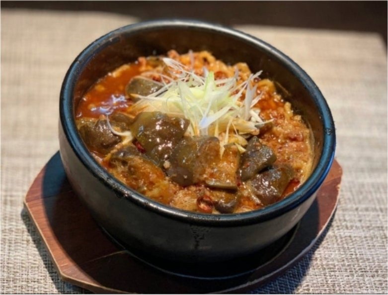 menbamio's tweet photo. 【咖喱茄子麺】1250円 1.5玉＋130円　白神麺変更＋180円(1.5玉は追加90円)

豆板醤等を使った中華料理屋のカレーに茄子を加え熱々の鍋焼スタイルのまぜそばにしました

昼、夜各７食程度の提供となります

よろしくお願いします https://t.co/T4rdbZbtFs