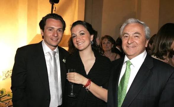 LuisCardenasMx's tweet photo. 🚨 Una jueza federal vinculó a proceso a Gilda Susana Lozoya Austin, hermana del exdirector de Pemex, Emilio Lozoya, por presuntas operaciones con recursos de procedencia ilícita relacionadas con el caso Agronitrogenados.

Tras una audiencia de 14 horas, la juzgadora consideró que la FGR presentó pruebas suficientes para iniciar el proceso. La Fiscalía sostiene que Gilda Lozoya participó en la triangulación de más de 2 millones de dólares mediante la empresa Tochos Holding Limited, recursos que presuntamente provenían de sobornos vinculados con la compra a sobreprecio de Agronitrogenados. La investigación complementaria tendrá un plazo inicial de cuatro meses.

Información @elceo__