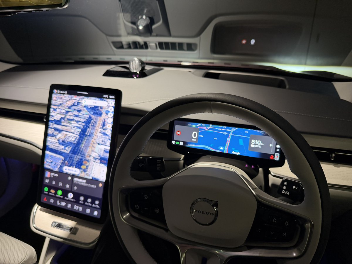 phoshiaki's tweet photo. ボルボの新世代フラッグシップES90 Ultra Twin Motor Performance見てきました。

テスラともまた違ったシンプルさと、白木の本杢目にバックライトで光るアンビエントライトなど、内装の質感とセンスは素晴らしい。

ツインモーター4WDでバッテリー容量106kWh、航続距離720km。
500kW(680ps)/870Nm、0-100km/h加速4.0秒。

セダンのように見えるがスポーツバックになっており、最低地上高175mmで4輪エアサスにより215mmまで車高調整可能とクロスオーバー的に使えるS90+V90クロスカントリーのような車。

全窓アコースティックガラス、調光パノラマルーフ、液晶メーターパネル、ヘッドアップディスプレイ、前後席シートベンチレーションまで完備と、装備面でも最高峰。

価格は1229万円で補助金は28.8万円。
内容考えたら結構良いのでは。

内外装動画はコチラ↓

【内装がスゴすぎる!】ボルボ新型ES90内外装レポート! 680馬力のフラッグシップEVセダン誕生! 北欧デザインの本杢目とモールス信号の遊び心がヤバい! VOLVO ES90 Ultra 2026
https://t.co/uYuxWwvTC1