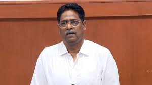 ASHOK_7007's tweet photo. முன்னாள் அமைச்சர் திரு. செந்தில் பாலாஜி அவர்களுக்கு உயர்நீதிமன்றம் முன் ஜாமீன் வழங்கியது தொடர்பாக கழக சட்டத்துறை செயலாளர் என்.ஆர்.இளங்கோ அவர்களின் பேட்டி.

ஆதாரமில்லாமல் அரசியலுக்காக தொடரப்பட்ட வழக்கு என்ற வாதத்தை ஏற்று முன் ஜாமீன் வழங்கியது உயர் நீதிமன்றம்

திமுக மீது களங்கம் சுமத்துவதற்காகப் பயன்படுத்திய ‘ஆட்சியைக் கவிழ்க்க’ என்ற வார்த்தையை நீக்கி பின்வாங்கிய தவெக அரசு. 

இன்று மாண்புமிகு சென்னை உயர் நீதிமன்றம் திரு. செந்தில் பாலாஜி மற்றும் அவருடைய சகோதரர் ஆகியோர்க்கு நிபந்தனையுடன் கூடிய முன் ஜாமீன் வழங்கியிருக்கிறார்கள். ஊத்தங்கரை சட்டமன்ற உறுப்பினர் திரு. இளையராஜா அவர்கள் தன்னிடம் ஒரு நபர் ‘நீங்கள் சட்டமன்றத்தில் சபாநாயகர் மீது ஒரு நம்பிக்கையில்லாத் தீர்மானம் கொண்டுவரும்போது அதற்கு எதிர்த்து வாக்களிக்க வேண்டும். உங்க கொறடா என்ன சொன்னாலும் அதை எதிர்த்து வாக்களிக்க வேண்டும். அப்படி வாக்களித்தால் உங்களுக்கு நாங்கள் முப்பத்தைந்து கோடி ரூபாய் தருகிறோம்’ என்று சொல்லி ஒரு புகார் கொடுக்கப்பட்டது. ஆனால் எங்கள் தரப்பு வாதாடும் போது முன்வைத்தது, 26 ஆம் தேதி ஜூன் மாதம் ஏறக்குறைய இரவு பத்து மணிக்கு அந்த தொலைபேசி அழைப்பு வந்ததாக பெயர் குறிப்பிட்டு இருந்தாங்க. ஆனா இருபத்தி ஒன்பதாம் தேதி வரைக்கும் அந்த சட்டமன்ற உறுப்பினர் அது குறித்து எந்த புகாரும் யாரிடமும் தரவில்லை. இரண்டு நாட்களாக எப்படி புகார் அளிக்கலாம் என்னென்ன வார்த்தைகளை பயன்படுத்தலாம் என யோசித்து புகாரை உருவாக்கி கொடுத்திருக்கிறார்கள். 

நாங்க எடுத்து சொன்னது திரு. செந்தில்பாலாஜி அவர்களோ இல்லை அவர்களின் தம்பி அசோக்குமாருக்கும் இதில் தொடர்பு என நேரடியான சாட்சியங்கள் எதுவும் இல்லை. எல்லாருமே காவல்துறையினர்கிட்ட கொடுக்கப்பட்ட நீதிமன்றத்தில் அனுமதிக்கப்படாத, அனுமதிக்கப்படக் கூடாத ஒரு ஒப்புதல் வாக்குமூலம். அதில்தான் இவங்க பெயர் எல்லாம் எழுதி எடுத்துட்டு வந்திருக்காங்க. முழுக்க முழுக்க அரசியல் காரணங்களுக்காக செய்துள்ளரகள் என கூறினோம். அரசு தரப்புல என்ன சொன்னாங்கன்னா, ஒரு நாள்ல திருநாவுக்கரசும், திரு. செந்தில்பாலாஜி அவர்களும் ஒரே நாள்ல ஈரோட்டுல இருந்திருக்காங்க. ஒரு இடத்துல இல்ல. இரண்டு பேரும் ஒரே நாளில் ஈரோட்டுல இருந்திருக்காங்க என்பது தான் அதை தவிர அவங்ககிட்ட எந்த சாட்சியமும் இல்ல. முக்கியமாக கவனிக்கப்பட வேண்டியது என்னவென்றால், திரு. செந்தில் பாலாஜி குறிப்பாக திராவிட முன்னேற்றக் கழகத்தின் மீது களங்கம் விளைவிக்கும் வகையில். நேற்று வரைக்கும் அரசுத் தரப்பில் இருந்து அரசைக் கவிழ்க்கும் எண்ணத்தோடு இது செய்யப்பட்டது அப்படின்னு சொல்லிக்கிட்டே வந்தாங்க. 

அப்படியே செய்திகளும் வெளியிட்டன. ஆனா சபாநாயகரை அனைத்து கட்சியும் இணைந்து தான் தேர்ந்தெடுத்தது. அப்படியே சபாநாயகருக்கு எதிரான தீர்மானத்துல வாக்களிப்பது என்பது Automatic ஆ stopping the government ஆகாது. அதனால் அரசை கவிழ்க்க முடியாது. நாங்க சபாநாயகர் தேர்தல்ல ஆதரிச்சு ஒருமித்த கருத்தோடு தான் அவர் தேர்ந்தெடுக்கப்பட்டார். அப்படி இருக்கும் போது அரசை கவிழ்க்கறதா சொல்வது எல்லாம் புகார்ல அவங்களே எழுதி கொண்டது. அந்த புகார்லயே வந்து அந்த திருநாவுக்கரசு அரசை கவிழ்க்கனும்னு எங்கேயும் சொன்னதாக தகவல் இல்லை. 

ஆனால் காவல் துறையினரும், அரசு செய்திக்குறிப்புகளிலும் அரசை கவிழ்க்கும் என்ற வார்த்தையை சேர்த்து எழுதிக்கிட்டே வந்தாங்க. இதை நாங்க நேத்து principle செஷன்ஸ் கோர்ட்டில் எடுத்து வாதிட்ட உடனே இன்று திரு. செந்தில் பாலாஜி அவர்களுக்கும், திரு. அசோக்குமாருக்கும். ஜாமீன் மனுவை எதிர்த்து தாக்கல் செய்யப்பட்ட counter affidavit இல் அரசை கவிழ்க்க வேண்டும் என்ற வார்த்தையை நீக்கி விட்டார்கள். அப்ப அந்த மொத்த முதல் தகவல் அறிக்கையுமே நீர்த்து போய். சொல்லப்பட்ட எந்த குற்றச்சாட்டுக்கும் ஆதாரங்களே இல்லாம இருப்பதால் நீதிமன்றம் எல்லாவற்றையும் கவனத்தில் எடுத்துக் கொண்டு நிபந்தனை ஜாமீன் கொடுத்திருக்கிறார்கள்.