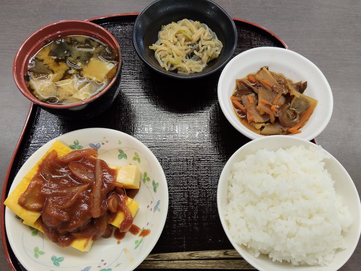 m14110326's tweet photo. 先日食べた職場メシ…
◯ご飯
◯オムレツ風トマトソース
◯かんぴょうの煮物
◯しらたきの真砂和え
◯味噌汁
最近、自転車通勤が効いているのか、ウエストのボタンが締めやすい…
その上でのオムレツはありがたい…
美味しくいただきました。ごちそうさまでした… https://t.co/QBWgbrUXgm