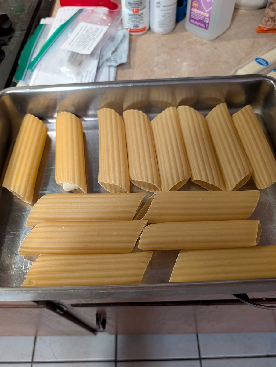 Momma_JJ's tweet photo. Trying a new dish Manicotti bake! Will post the finished product in about an hour has to cook for a total of 40 minutes!! #wannabechef #homecook #newrecipes https://t.co/JQHwHvFrev