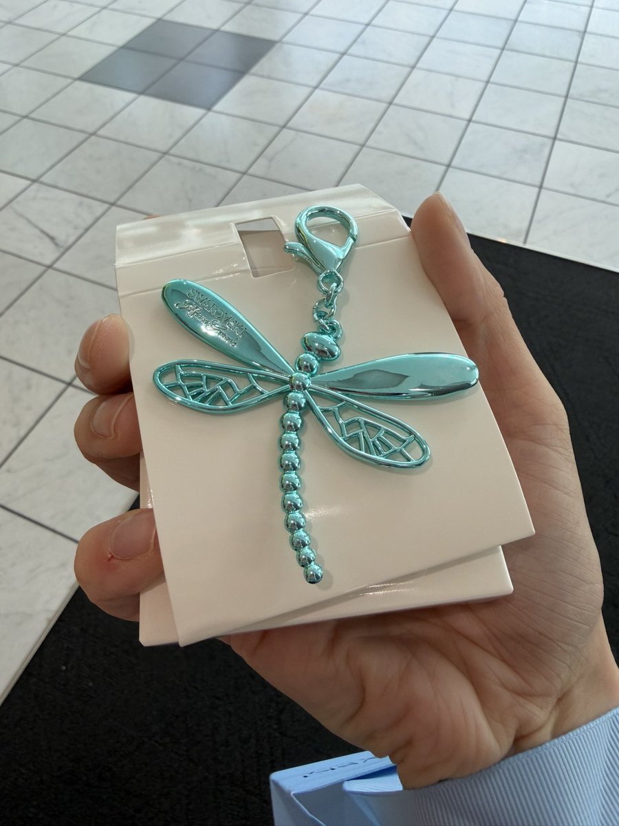 illicitaura's tweet photo. I’m geeking!! First time ever going into a Swarovski store and it was absolutely beautiful!! I didn’t get anything because I’m indecisive on picking one, but I got a free Dragonfly Charm for being an Arianator. https://t.co/EAhhPQ9VJi