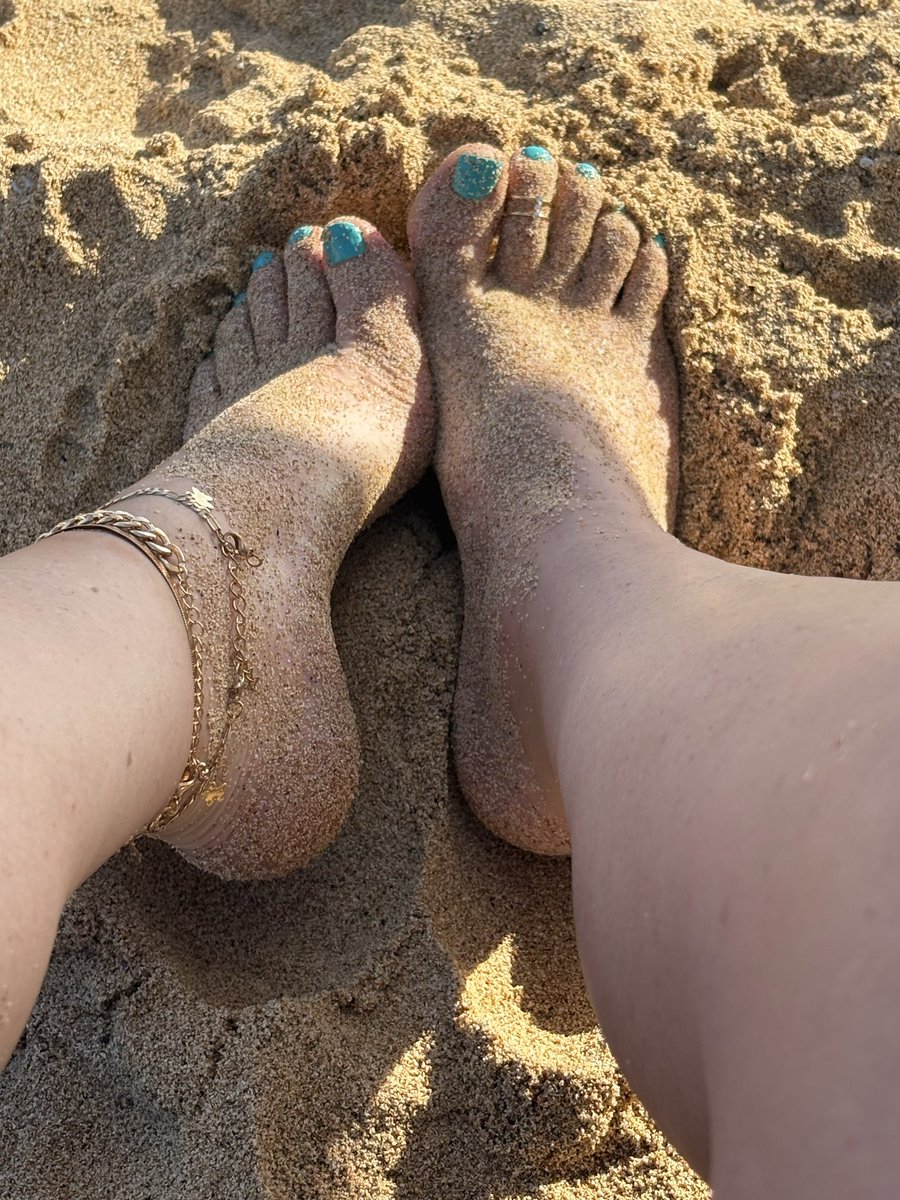 brat4twenty's tweet photo. It’s just feet freak https://t.co/R4jM2MwjQG