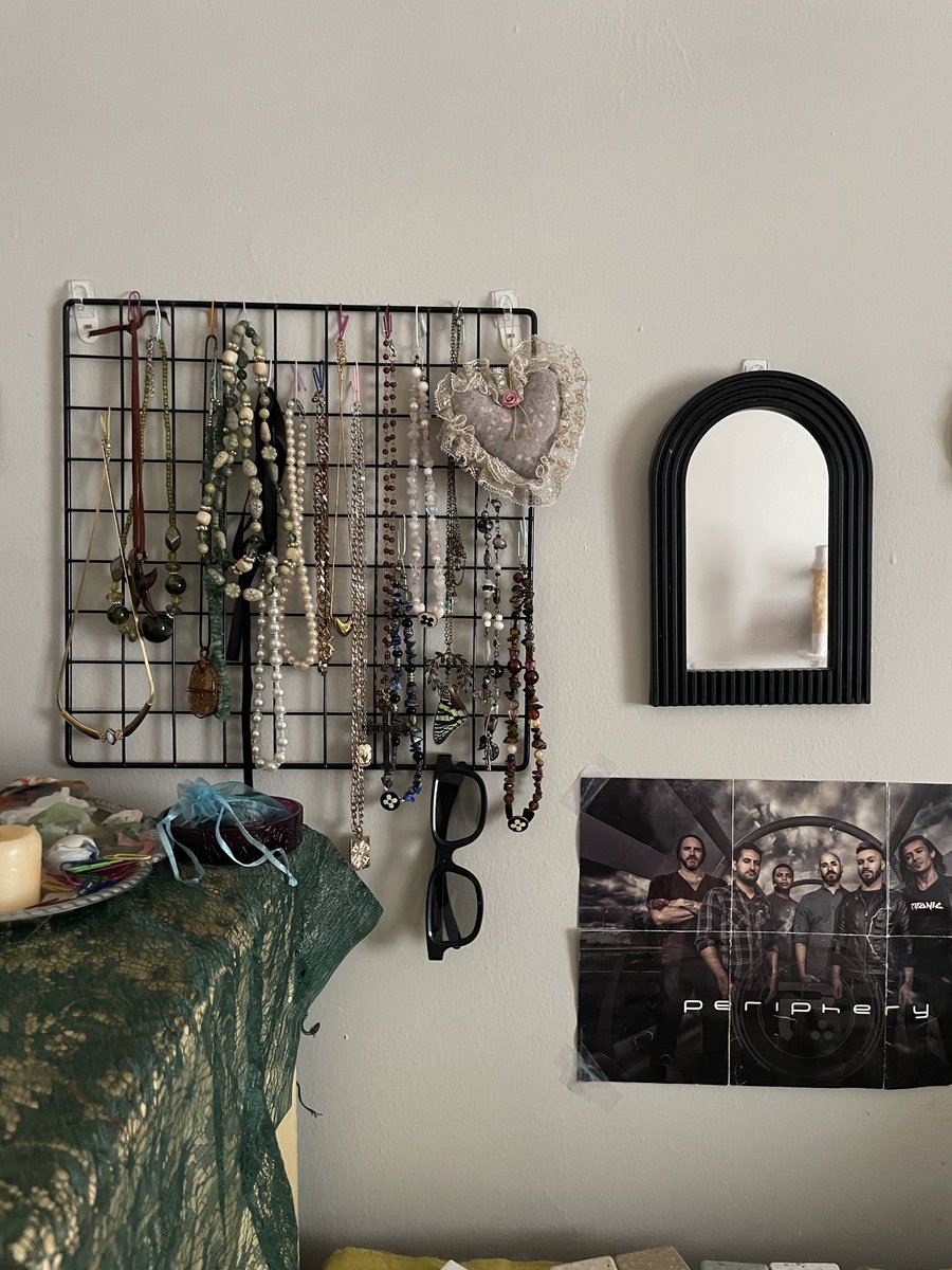 bbypisces444's tweet photo. bedroom of a blue collar 27 y/o woman https://t.co/GrKIBtWAIn