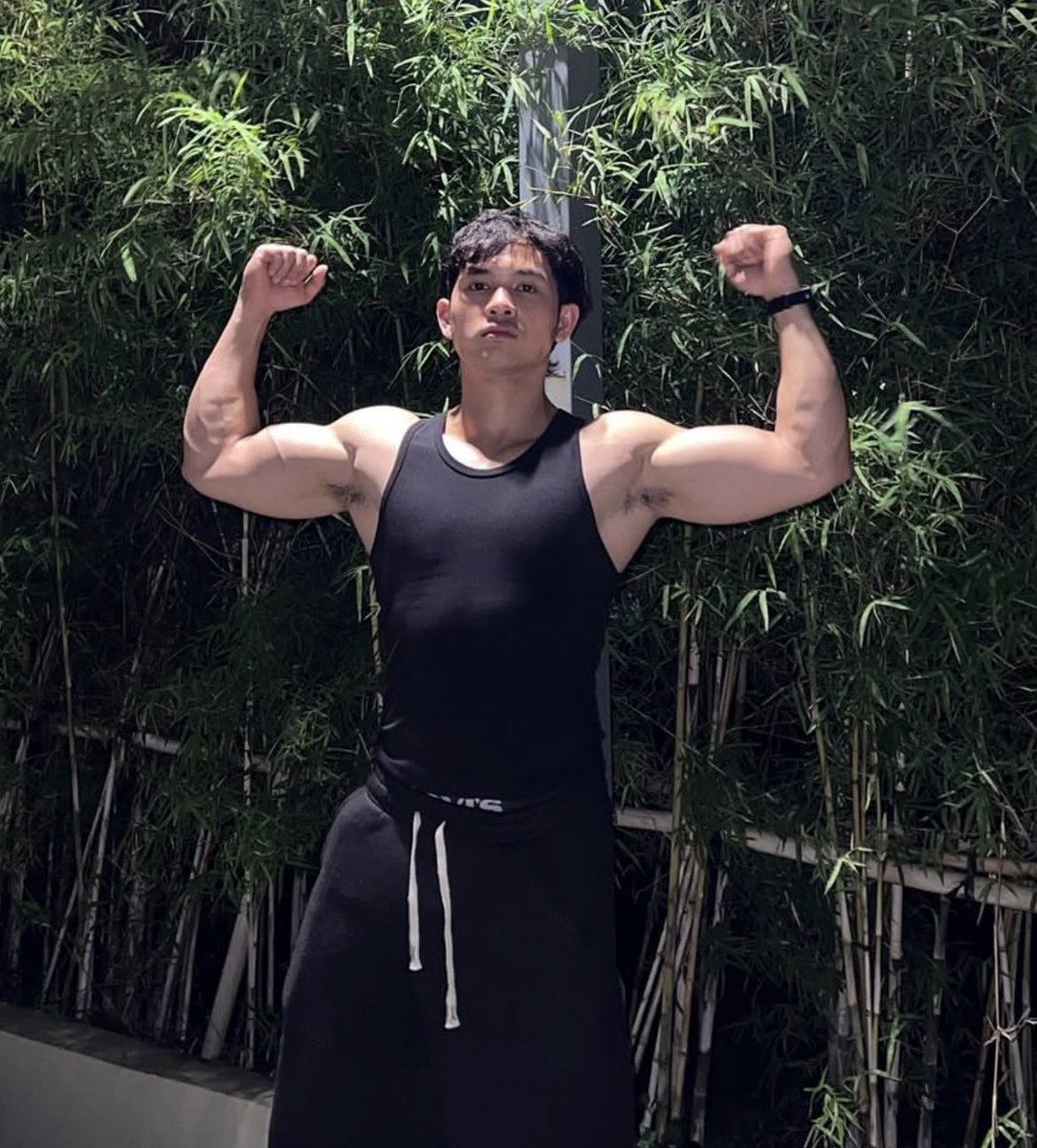 dailyhotdudes's tweet photo. Guns out !
💪 https://t.co/CWgSoB4vxD