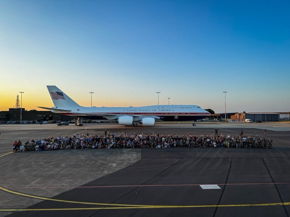 Storm_Rider10's tweet photo. "We just landed and met up with our new Air Force One, which was sent earlier to RAF Mildenhall, so we could show the wonderful Servicemembers, as per the entire Base’s request. They were very excited, picture enclosed. It was on our way back to the States from Turkey. https://t.co/jSZpYTo8dV