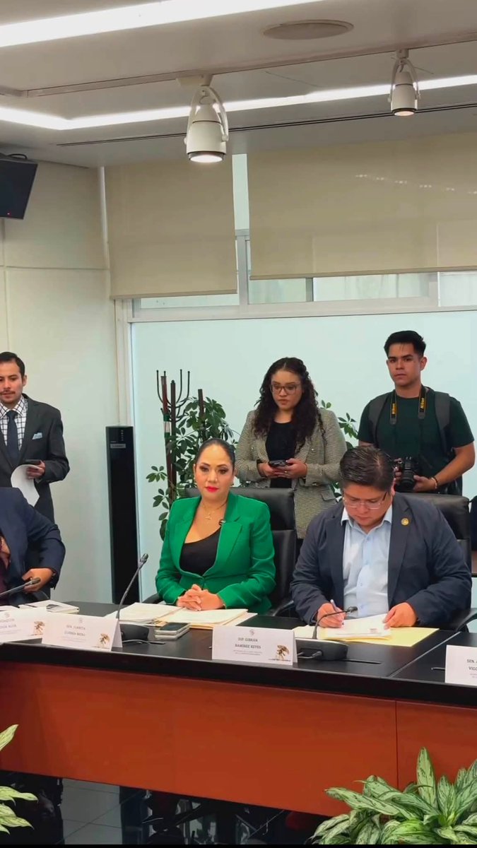 gibranrr's tweet photo. Como cada semana, asistí a la reunión de la Mesa Directiva de la Comisión Permanente en la que analizamos los puntos del orden del día y posteriormente, a sesión en la que analizamos los  asuntos legislativos correspondientes. https://t.co/rRISmp6OWg