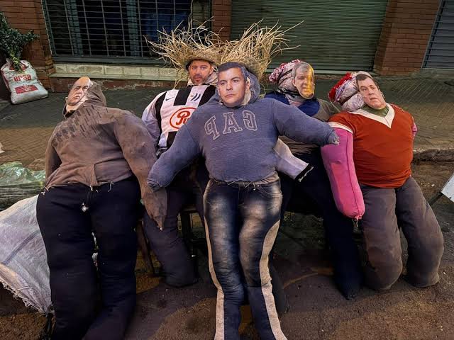 Fer___mjg's tweet photo. @xD_Master00 @plonorio @theMadridZone @Excelsior Originalmente, el muñeco representaba a Judas Iscariote, Sin embargo, hoy en día, los muñecos son bautizados con los nombres y rostros de figuras políticas, autoridades, deportistas o personajes de la farándula que la gente elige. https://t.co/RtHK3SOCw6