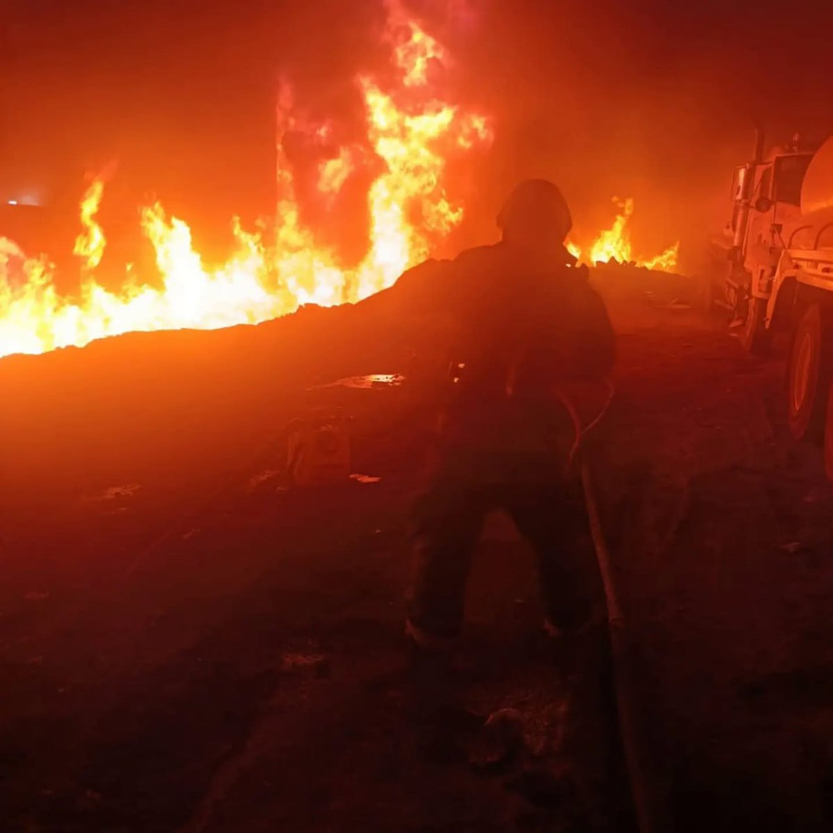 VeroDelgadilloG's tweet photo. Quiero compartirles que esta madrugada miembros del cuerpo de @PCYBOMGDL se sumaron a tareas de apoyo para contener un incendio en el municipio de El Salto.

Gracias a los esfuerzos coordinados, se logró contener este incendio que involucró varias pipas. Todo mi reconocimiento a las y los bomberos de Guadalajara, que con profundo amor y vocación de servicio cuidan de nuestra ciudad.