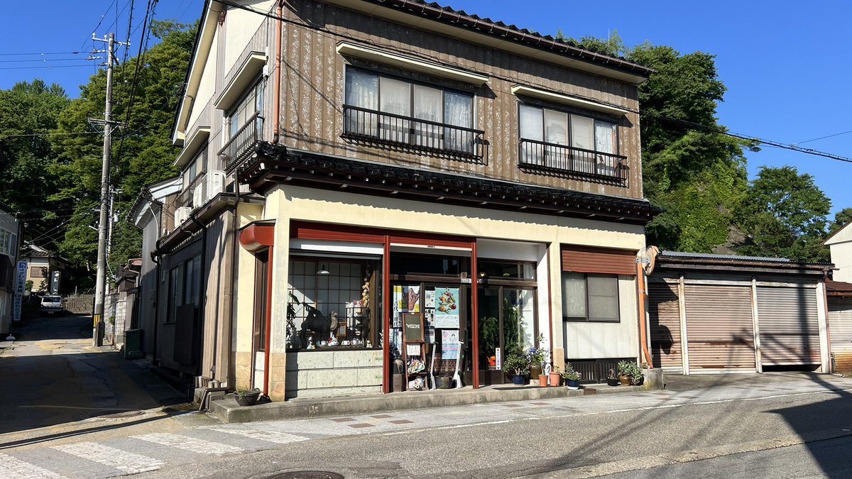 misato_kanada's tweet photo. なんか氷見もトクリュウの事件で空き巣に入られた家があるらしい…昨日美容室で聞いた話。こわすぎる。と思いながら歩いた朝。
また謎の鳴き声の鳥がいた。マジで知りたい。でもしばらくしたら聞こえなくなった。前はずっと鳴いてたが。
動かにゃい。
コーヒー飲めないが気になる店。
#氷見市 #朝活 https://t.co/sBCzX5k4H3