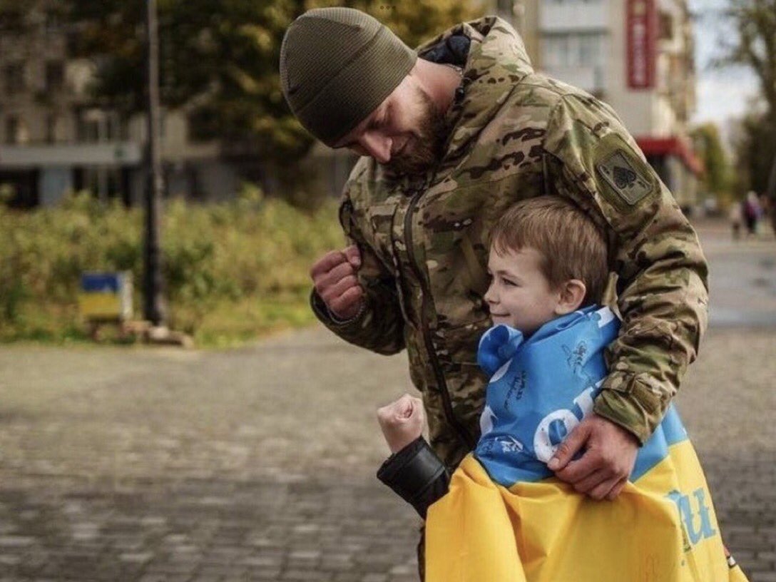 choucroute_67's tweet photo. ‼️La plus grande réussite de Poutine est de montrer au monde à quel point les Ukrainiens 🇺🇦 sont DIFFERENTS des Russes! 🇷🇺 
👉🏼Les Ukrainiens font preuve d’humanité , de compassion, d’humilité, d’intelligence ; ils sont tenaces et courageux. 
Les Ukrainiens défendent leur patrie, leur famille et leurs valeurs et les russes la folie d’un dictateur génocidaire mafieux !⚡️#StandWithUkraine 💙💛🇪🇺