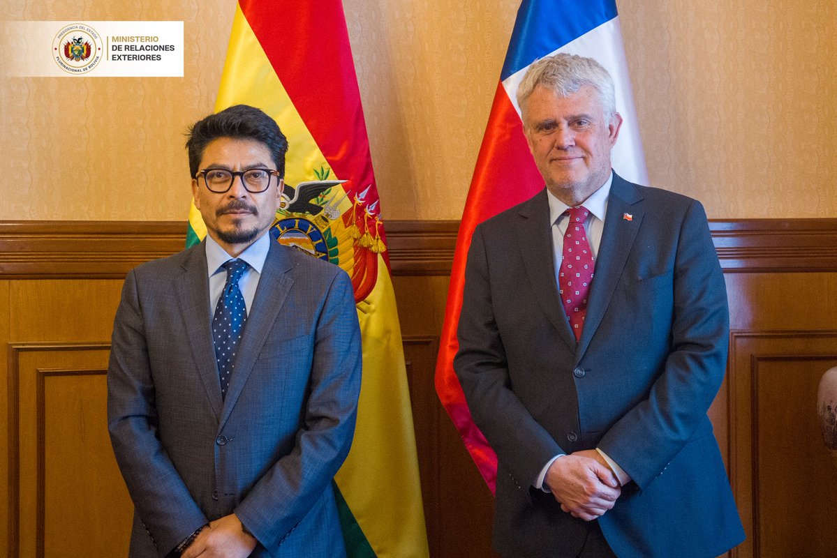 MRE_Bolivia's tweet photo. 🇧🇴🤝🇨🇱 | Bolivia y Chile avanzan en una agenda bilateral orientada a generar resultados concretos para sus pueblos.

El Ministro de Relaciones Exteriores, Fernando H. Aramayo Carrasco, sostuvo una reunión con el Embajador Roberto Ruiz, Cónsul General de Chile en La Paz, en la que abordaron temas prioritarios como la facilitación del comercio, la integración logística y ferroviaria, la conectividad, la cooperación energética y el impulso a proyectos conjuntos de infraestructura e inversión.

Durante el encuentro, ambas autoridades reafirmaron la importancia de mantener un diálogo permanente que permita acelerar iniciativas de interés común y fortalecer una relación basada en la confianza, la cooperación y el desarrollo compartido.

#BoliviaAlMundo #BoliviaChile #DiplomaciaConResultados #IntegraciónRegional
