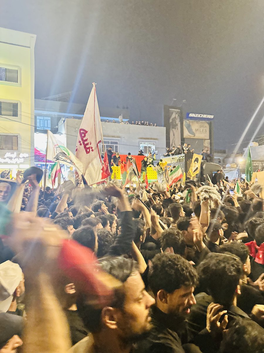 Alhamad_7OCT's tweet photo. لا يمكن وصف المشهد،فحتى الكاميرات تعجز عن نقل حجم هذا السيل البشري الذي لا يحصى
عندما تحرك الجثمان الطاهر من النجف إلى كربلاء،توقّف في محطات عديدة،حيث كانت العشائر تستقبله وتسير معه، وتكرر هذا المشهد المهيب، حتى وصوله إلى كربلاء،حيث كانت الملايين بانتظاره،ثم إلى الحرمين الشريفين https://t.co/Rfuc2haF0z