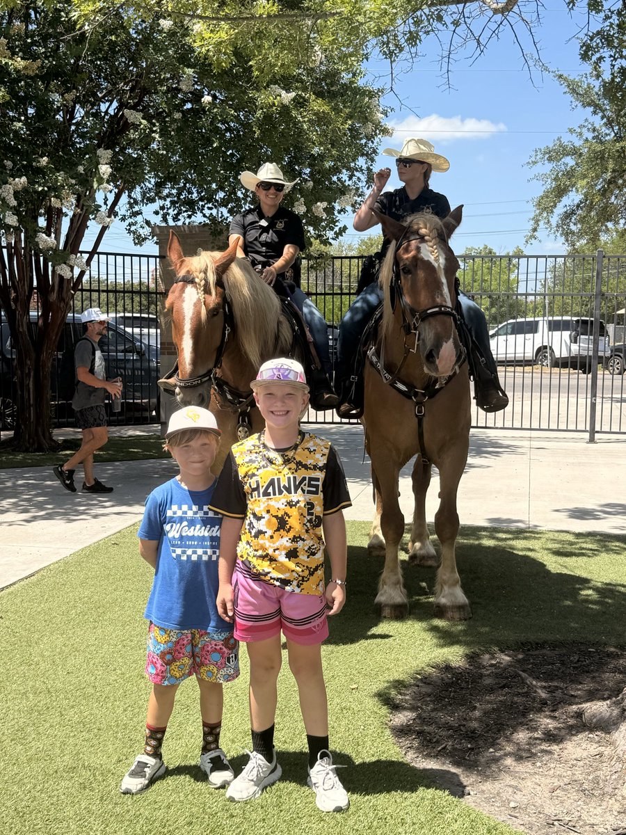 dstricklin008's tweet photo. Texas State Mounted Patrol unit was a BIG hit today at Trout Baseball Camp ! https://t.co/GbmYpI5O80