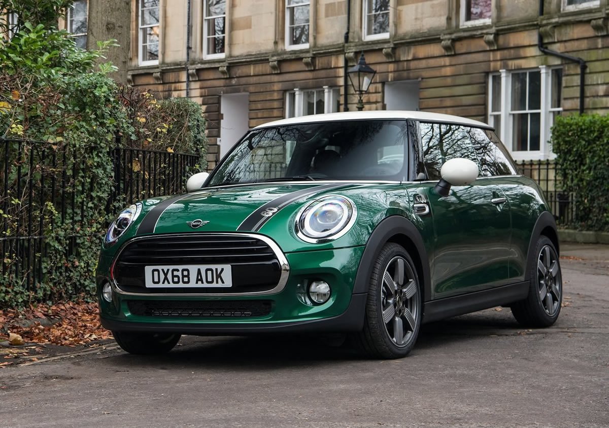 beehaber's tweet photo. Zeynep Sürmeli, bir erkeğin kendisine ikinci buluşmada Mini Cooper aldığını anlattı.

🔹 “22 yaşındaydım.”

🔹 “Bir davette benden 10 yaş büyük biriyle tanıştım.”

🔹 “Sohbet aktı, numaralaştık.”

🔹 “Sushi sevdiğimi duyduğunu söyledi.”

🔹 “Beni bir restorana götürmek istedi.”

🔹 “İlk buluşma çok tatlı geçti.”

🔹 “Bir hafta sonra yine yemeğe çağırdı.”

🔹 “İkinci buluşmada masaya yüzük kutusu gibi bir kutu geldi.”

🔹 “O an gerçekten ter akıttım.”

🔹 “‘Kafesleniyor muyum?’ diye düşündüm.”

🔹 “Kutuyu elim titreye titreye aldım.”

🔹 “Bana ‘Sen buraya neyle geldin?’ diye sordu.”

🔹 “‘Taksiyle’ dedim.”

🔹 “‘Tamam, açabilirsin’ dedi.”

🔹 “Kutuyu açtım, içinden Mini Cooper anahtarı çıktı.”

🔹 “İkinci buluşmada birine araba almak çok korkunçtu.”

🔹 “O an nefesim daraldı.”

🔹 “Çok iyi bir cevap bulmam gerekiyordu.”

🔹 “‘Sen bana bunu mu layık gördün?’ dedim.”

🔹 “‘Ben kendime Mini Cooper alamaz mıyım?’ dedim.”

🔹 “Çıkar çıkmaz her yerden engelledim.”