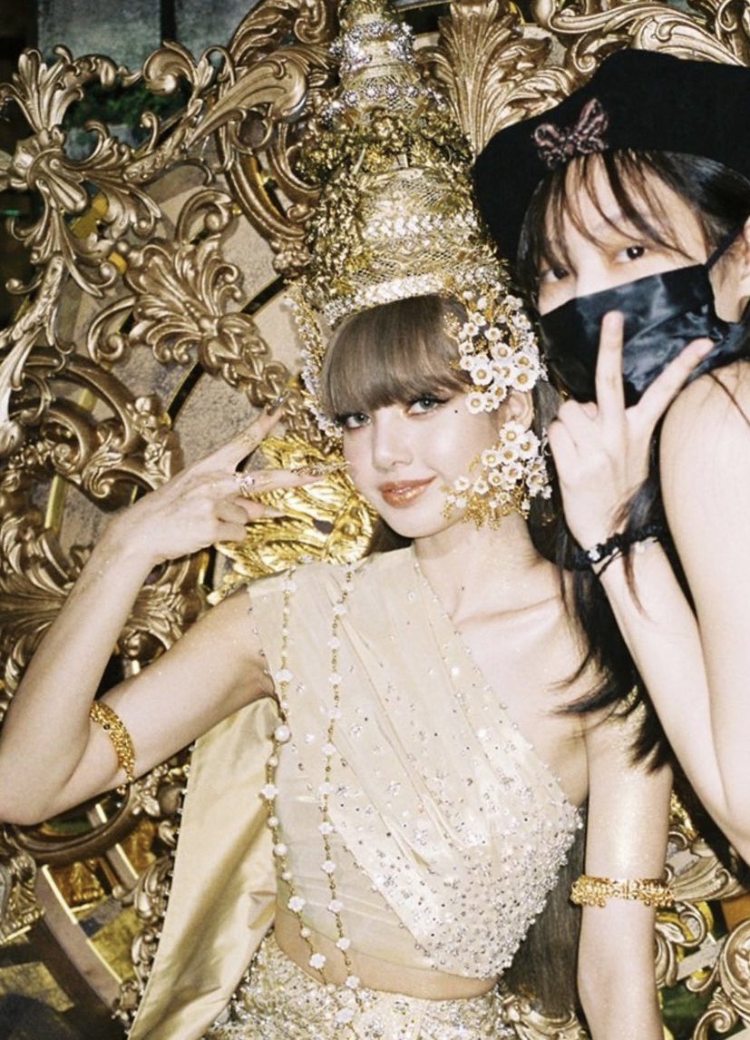 jenniecowgirl's tweet photo. santissima trindade das fotos jenlisa que parecem edits mas não são https://t.co/c7zB4Sd6Sk