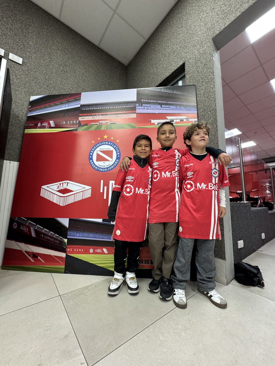 InternacionalAJ's tweet photo. 🇺🇸 TIME TO DISCOVER 🏟️ Los jugadores que vienen a vivir la Experiencia AJ tienen su visita guiada por el Estadio Diego Maradona. Así lo vivieron Lucas, Camilo y Jonathan. Conocer nuestra historia es valorar nuestro presente y proyectar nuestro futuro 🌎🐞#aaaj https://t.co/NzxOWTKCaD