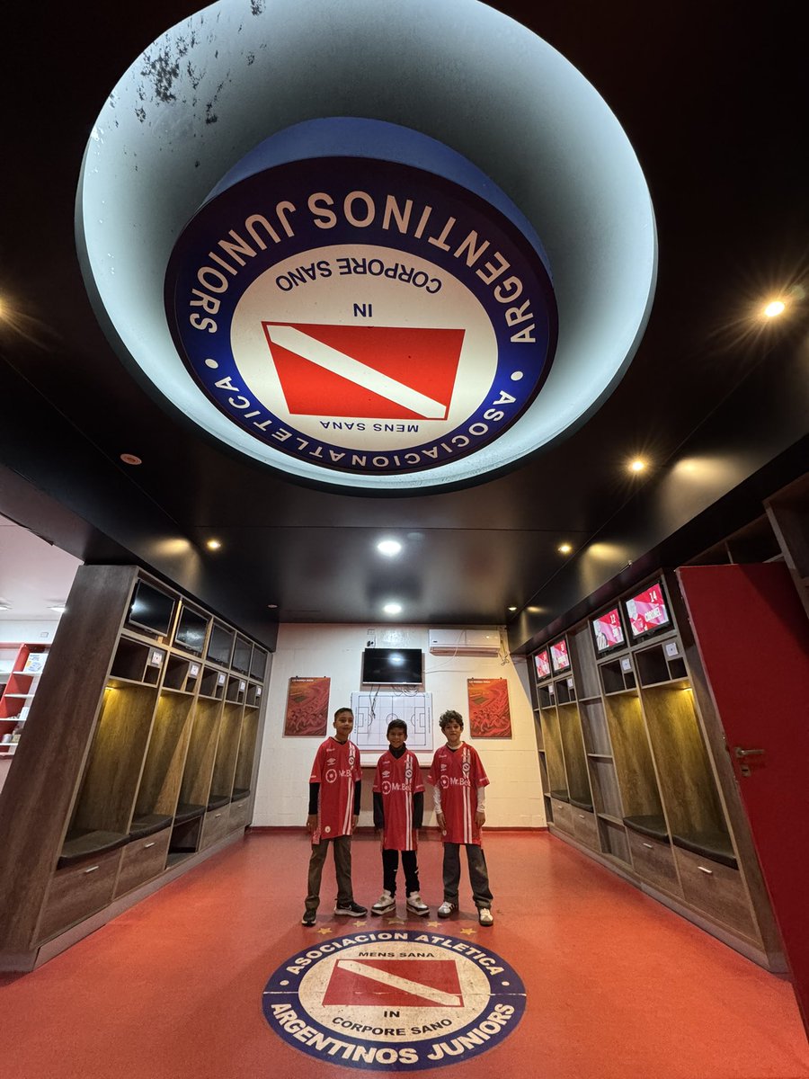InternacionalAJ's tweet photo. 🇺🇸 TIME TO DISCOVER 🏟️ Los jugadores que vienen a vivir la Experiencia AJ tienen su visita guiada por el Estadio Diego Maradona. Así lo vivieron Lucas, Camilo y Jonathan. Conocer nuestra historia es valorar nuestro presente y proyectar nuestro futuro 🌎🐞#aaaj https://t.co/NzxOWTKCaD
