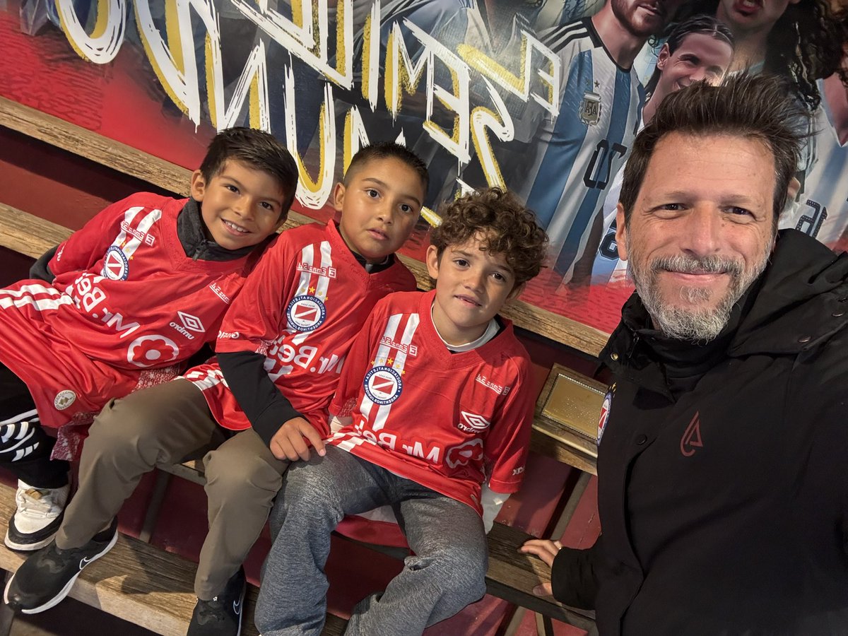 InternacionalAJ's tweet photo. 🇺🇸 TIME TO DISCOVER 🏟️ Los jugadores que vienen a vivir la Experiencia AJ tienen su visita guiada por el Estadio Diego Maradona. Así lo vivieron Lucas, Camilo y Jonathan. Conocer nuestra historia es valorar nuestro presente y proyectar nuestro futuro 🌎🐞#aaaj https://t.co/NzxOWTKCaD