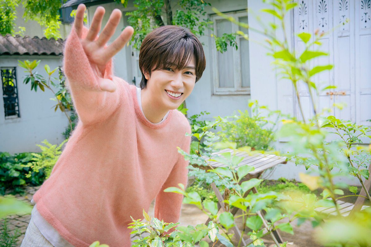abee_sho's tweet photo. 当たり前のように萌え袖で涙💧 https://t.co/y5RNXsoAMn