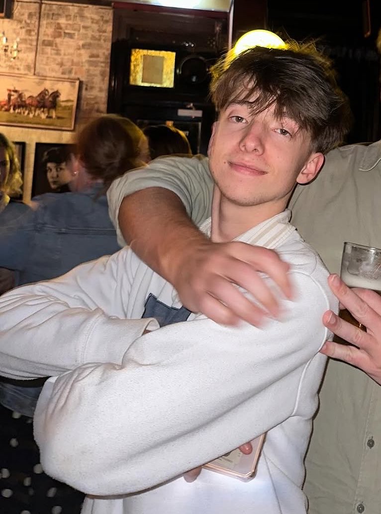 ryanaimgf's tweet photo. This frat boy ryan x artist naim buzz https://t.co/msyXZfLyEx