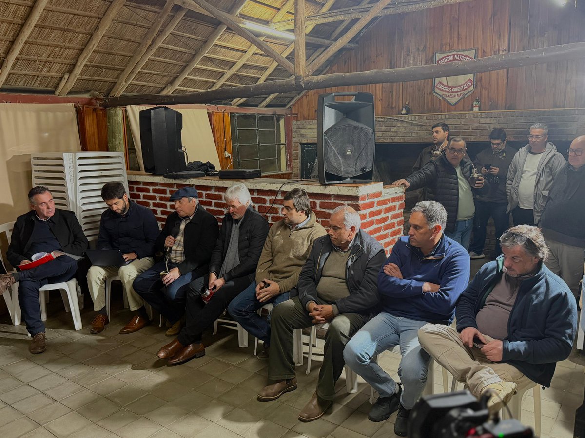 PajaroEnciso's tweet photo. En la tardecita de hoy mantuvimos una productiva reunión con vecinos de 25 de Mayo, contamos con la presencia de varios directores , se dio un buen intercambio de ideas sobre las demandas y necesidades de la localidad. @FloridaIDF https://t.co/dQTton8PeL