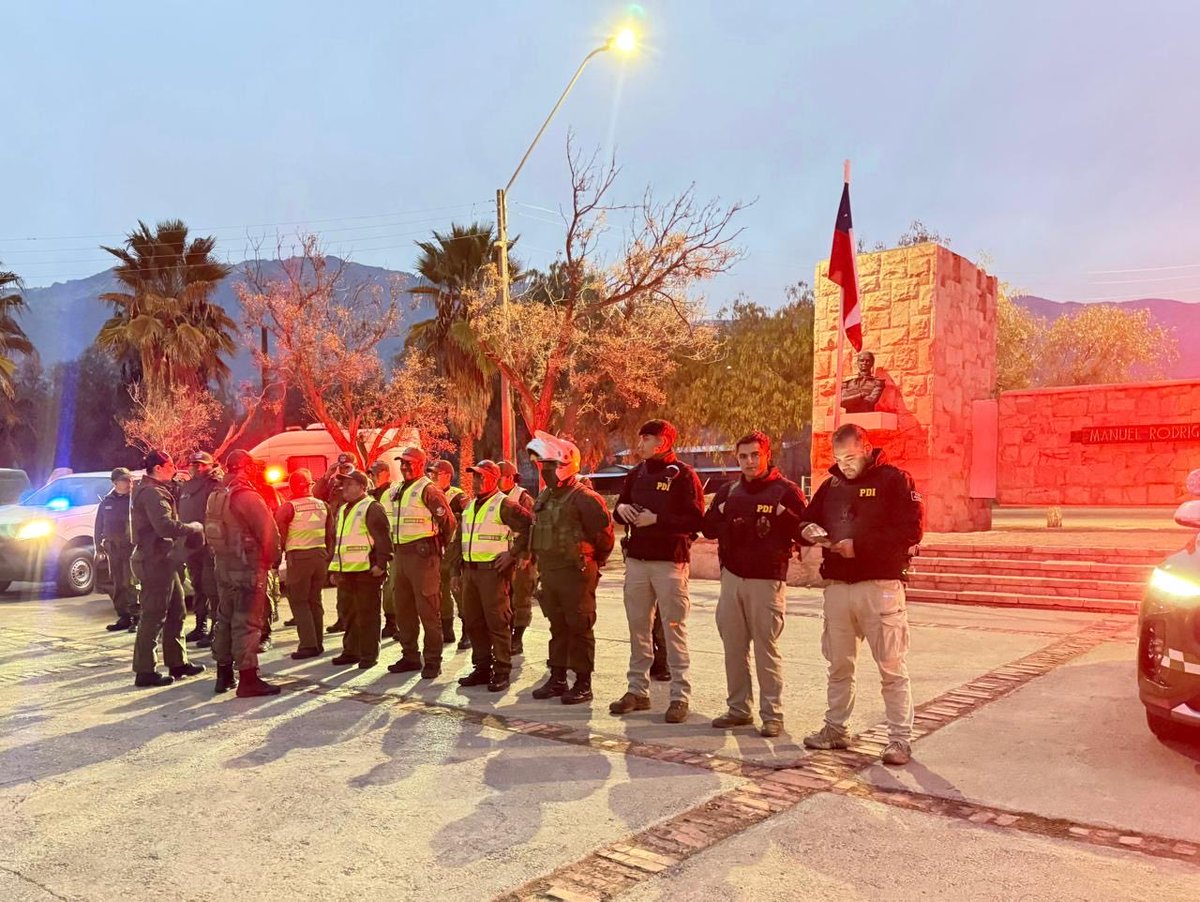 carabprnorte's tweet photo. #Tiltil: Carabineros de la Tenencia de Tiltil lideran una Ronda Impacto en la comuna, realizando controles y fiscalizaciones en sectores priorizados, con el propósito de reforzar la seguridad y prevenir delitos, fortaleciendo el lazo con los vecinos
#CarabinerosDeChile https://t.co/2W0c2GDwSx