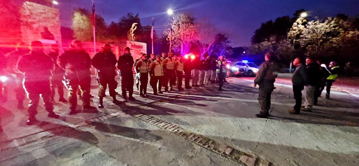 carabprnorte's tweet photo. #Tiltil: Carabineros de la Tenencia de Tiltil lideran una Ronda Impacto en la comuna, realizando controles y fiscalizaciones en sectores priorizados, con el propósito de reforzar la seguridad y prevenir delitos, fortaleciendo el lazo con los vecinos
#CarabinerosDeChile https://t.co/2W0c2GDwSx