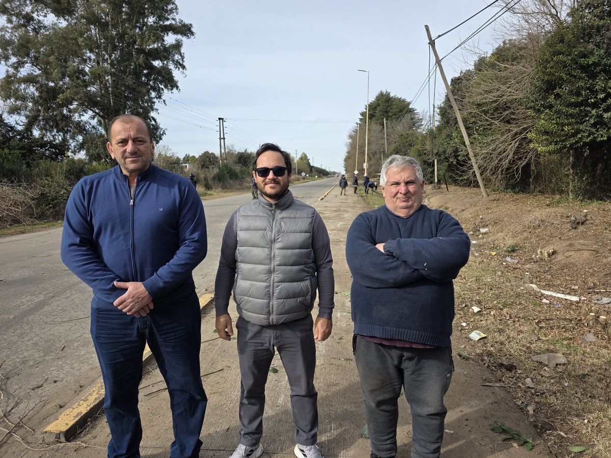 MuniChivilcoy's tweet photo. 🚜 Continuamos con las tareas de puesta en valor y mantenimiento en Ruta Nacional Nº 5 y la prolongación del acceso Dr. Raúl Alfonsín.

👉La Secretaría de Servicios Públicos está llevando adelante trabajos de limpieza, restauración y acondicionamiento en ese sector que incluye en el sector que incluye el acceso al Parque Industrial, al Tiro Federal y al predio de CAZMA.

📲 Para realizar reclamos o consultas vinculadas a Servicios Públicos, comunícate por WhatsApp al 2346-64-3636 o acércate personalmente a la oficina ubicada en Hipólito Yrigoyen y 9 de Julio, de lunes a viernes de 8 a 14 horas.

¡Seguimos trabajando en distintos puntos de la ciudad en beneficio de nuestros vecinos! 

https://t.co/Tdtk7ZU1N1