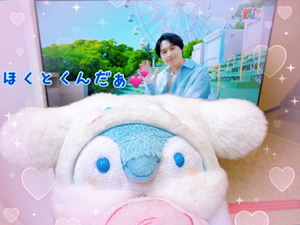 Apple404's tweet photo. 先日コウペンちゃんたちと新幹線に乗ってフォロワーさんに会いに行ってきました〜🐧🚄🐾最初の目的地は松村北斗くんがアンバサダーを務めるとある遊園地🎡✨なんとなんと入場無料でびっくりしたんだよぉ🐧🎡✨
🐧：北斗くんとってもカッコよかった〜🖤
#コウペンちゃん
#コウペンちゃんたびニッキ https://t.co/Yw730m0wjP