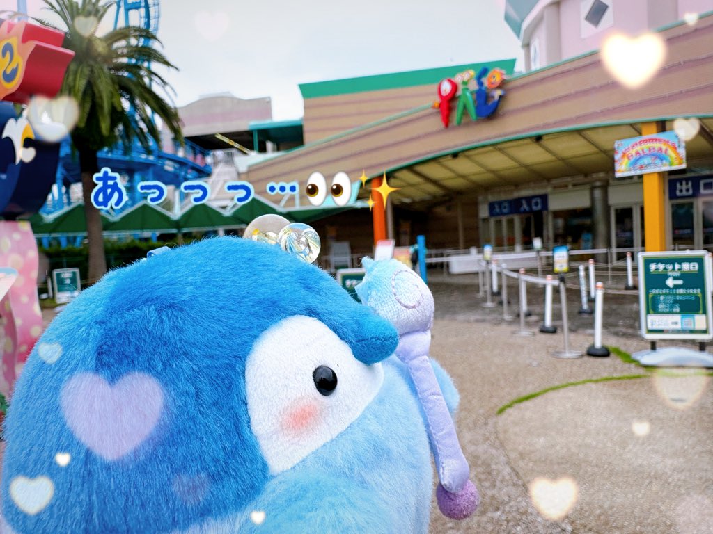 Apple404's tweet photo. 先日コウペンちゃんたちと新幹線に乗ってフォロワーさんに会いに行ってきました〜🐧🚄🐾最初の目的地は松村北斗くんがアンバサダーを務めるとある遊園地🎡✨なんとなんと入場無料でびっくりしたんだよぉ🐧🎡✨
🐧：北斗くんとってもカッコよかった〜🖤
#コウペンちゃん
#コウペンちゃんたびニッキ https://t.co/Yw730m0wjP