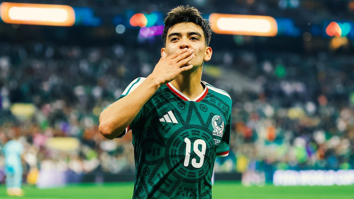 sacragarcia's tweet photo. ¡Otro logro para #Morita! Después de jugar el 🏆#Mundial2026 con la selección de 🇲🇽#México, #GilbertoMora ahora recibe su certificado por terminar la #prepa 🎓⚽ https://t.co/zsRyPyksbM