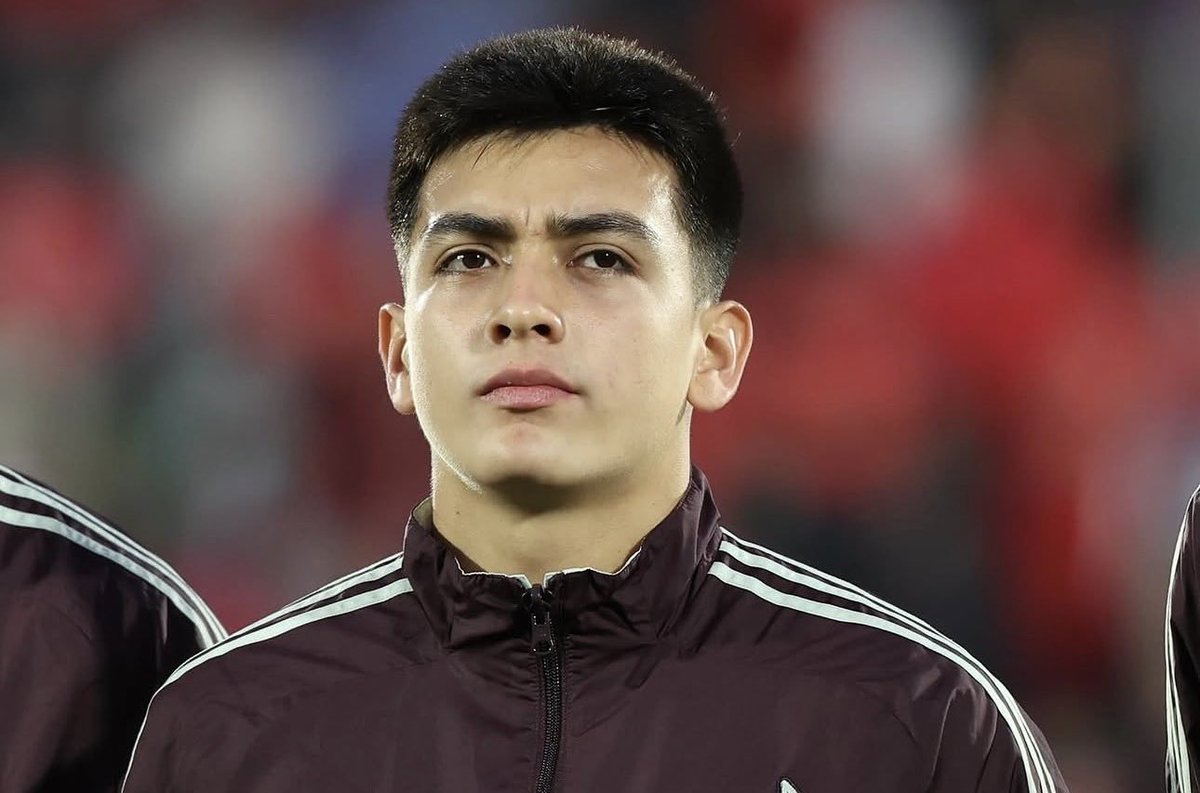 sacragarcia's tweet photo. ¡Otro logro para #Morita! Después de jugar el 🏆#Mundial2026 con la selección de 🇲🇽#México, #GilbertoMora ahora recibe su certificado por terminar la #prepa 🎓⚽ https://t.co/zsRyPyksbM