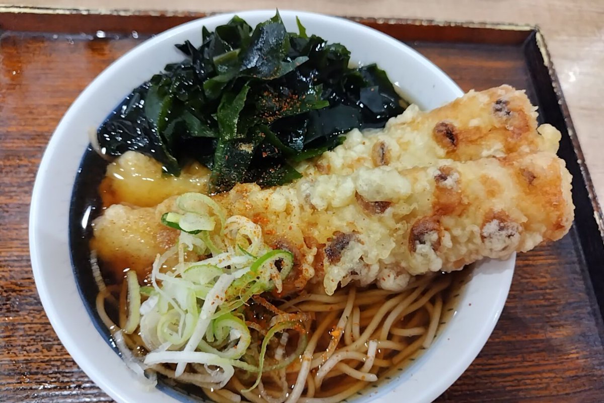 furo_sake's tweet photo. 黒々
#しぶそば #東急グルメフロント
ちくわそば(温)、わかめ
#チェーン飯 https://t.co/T8TmYtOyBp