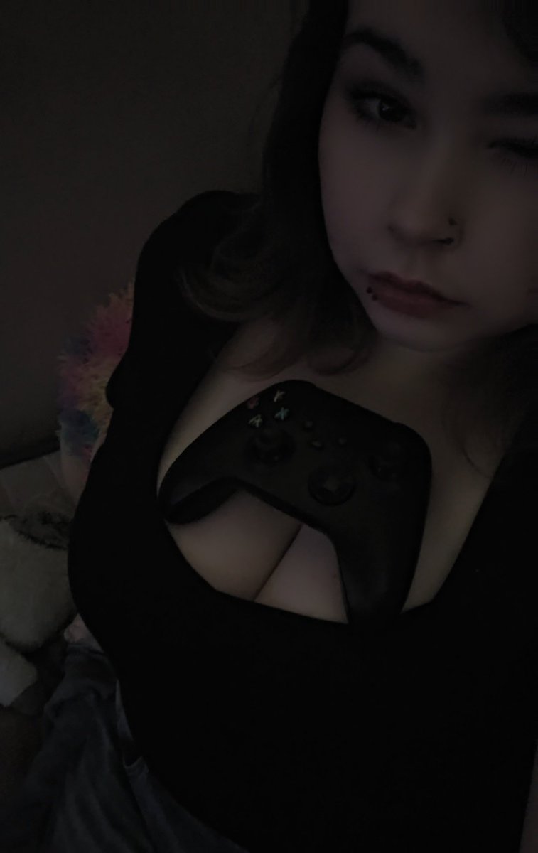 prettyobsessive's tweet photo. SO bored 🥱😴 https://t.co/fXHo3DTTNY