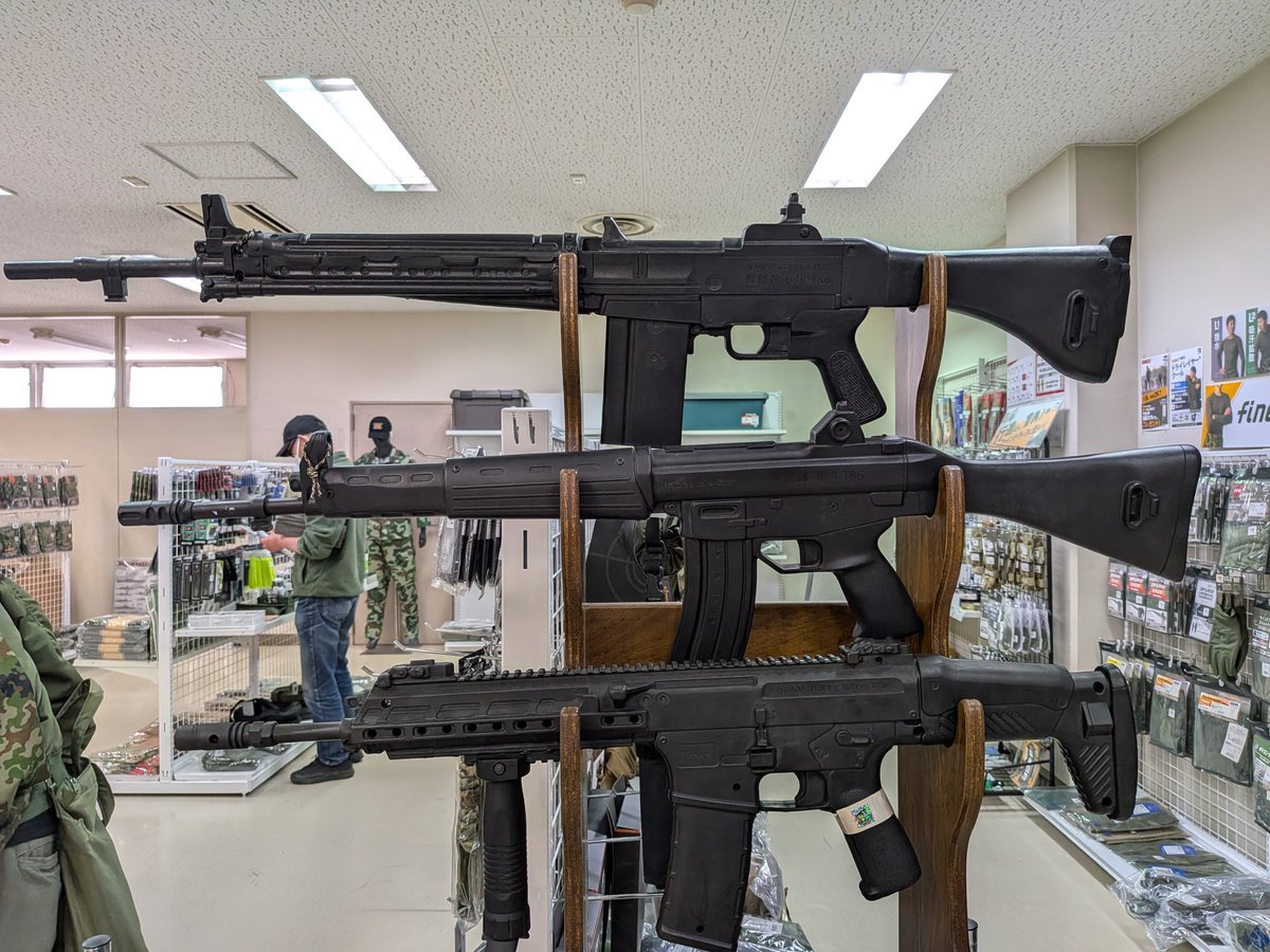 nXx1m77EY6S6Zqb's tweet photo. おはようございます！
今日は駒門駐屯地に売られている20式訓練用ラバーガンです！ https://t.co/h8FMNe1yJU