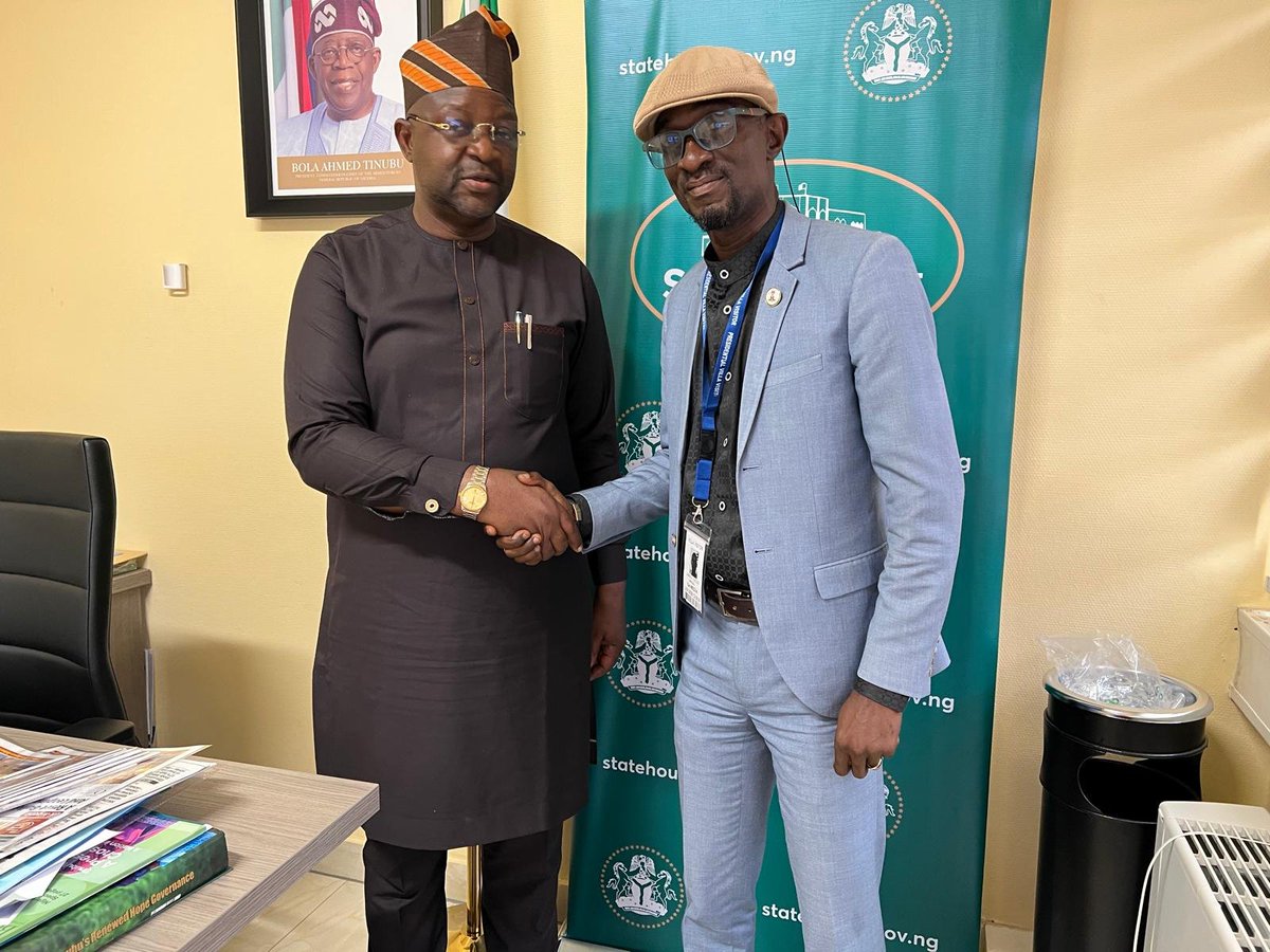 Onsogbu's tweet photo. Just remembered how Dr Sunday Dare @SundayDareSD Special Adviser to the President on Media and Public Communications invited me to the Presidential Villa and I entered with all boldness and confidence.

Thank Egbon for this access..
I will forever be grateful 🙏 https://t.co/yeqLWOjp36
