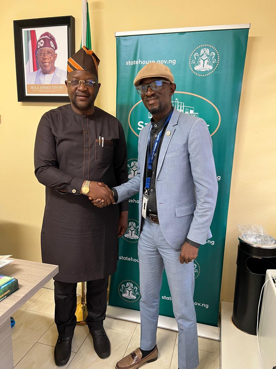 Onsogbu's tweet photo. Just remembered how Dr Sunday Dare @SundayDareSD Special Adviser to the President on Media and Public Communications invited me to the Presidential Villa and I entered with all boldness and confidence.

Thank Egbon for this access..
I will forever be grateful 🙏 https://t.co/yeqLWOjp36